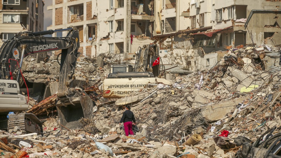 Resterna av en förstörd byggnad i Samandağ i södra Turkiet.
