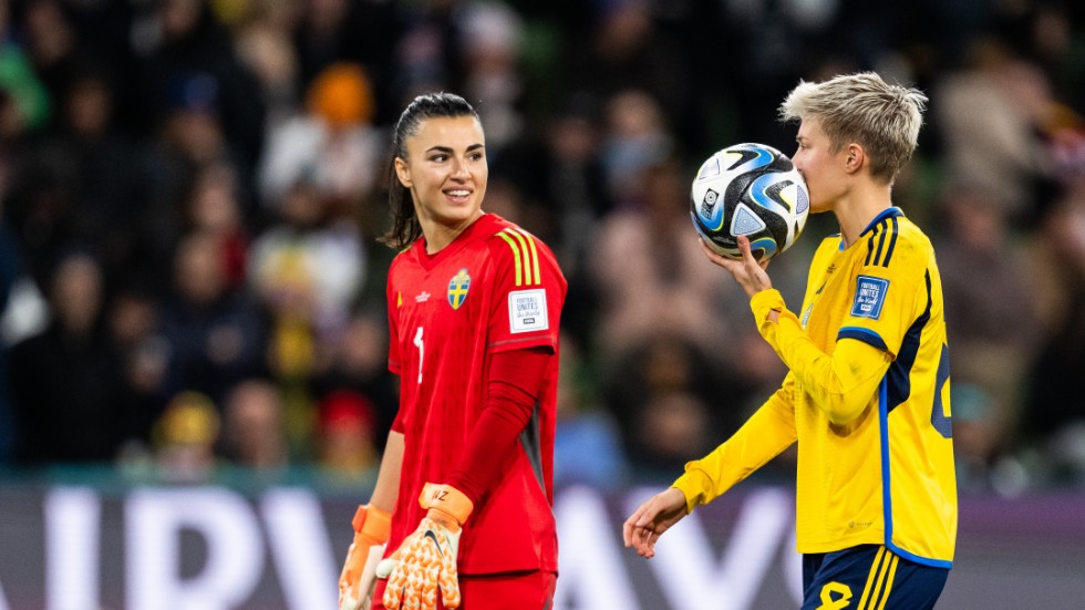 Vilka hjältar. Zehira Mušović och Lina Hurtig hade avgörande roller när Sverige tog sig vidare till kvartsfinal i VM. 