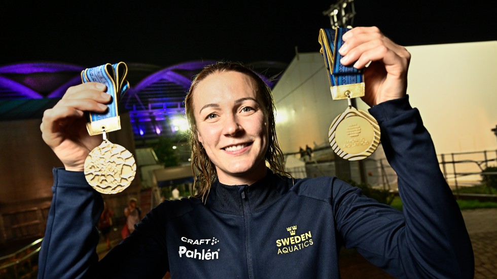 Sarah Sjöström visar upp sina två guldmedaljer efter framgångarna på 50 meter fjäril och 50 meter fritt under sim-VM i Fukuoka, Japan.