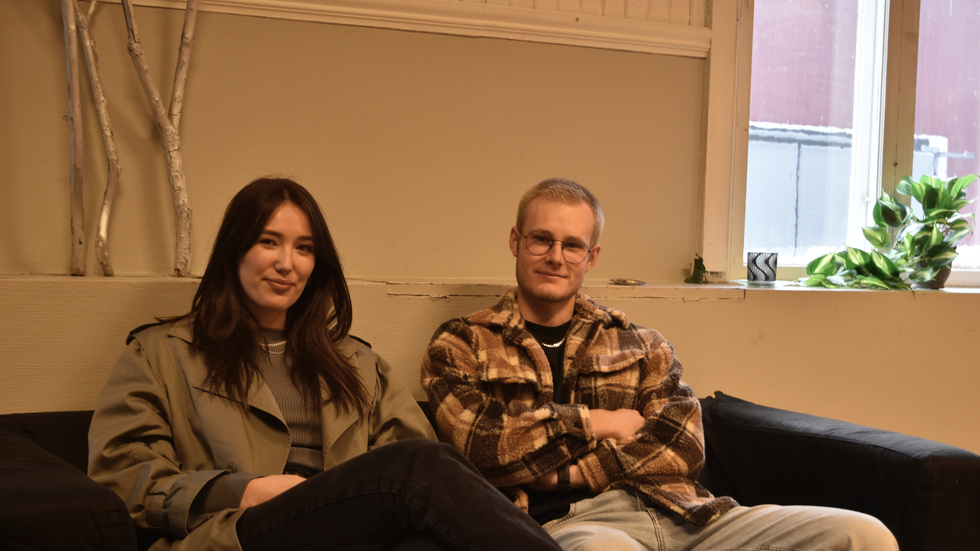 I denna soffa i lokalen i Österbymo föddes idén till bandet Sundet. På bilden sångerskan Sanna Malm och gitarristen Isak Mårtensson. 