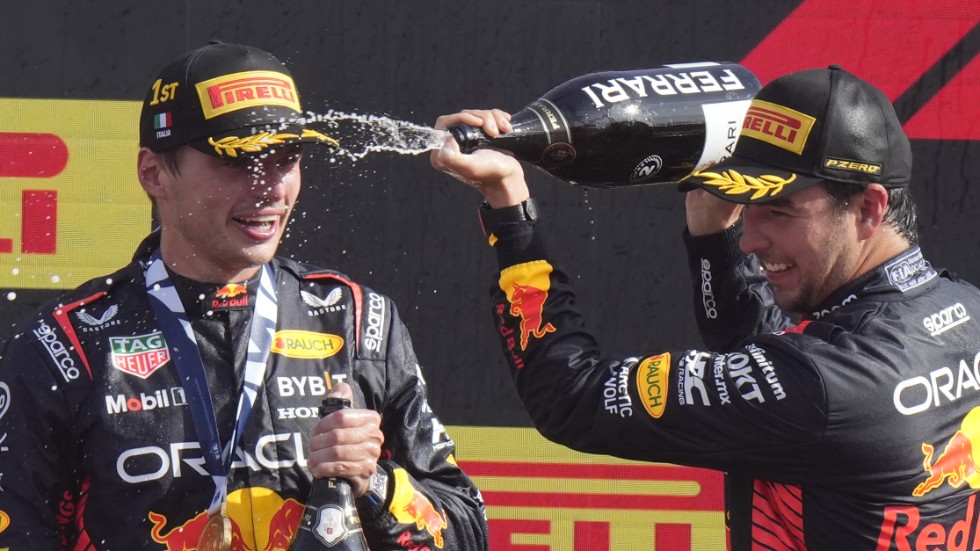 Tvåan Sergio Perez, Mexiko, låter champagnen flöda över sin historiska stallkamrat i Red Bull Max Verstappen.