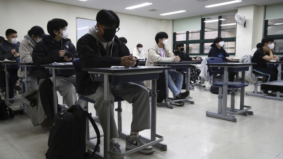 Sydkoreanska ungdomar gör sig redo för landets fruktade universitetstest, som avgör vilket lärosäte de kan söka in på. Arkivbild.