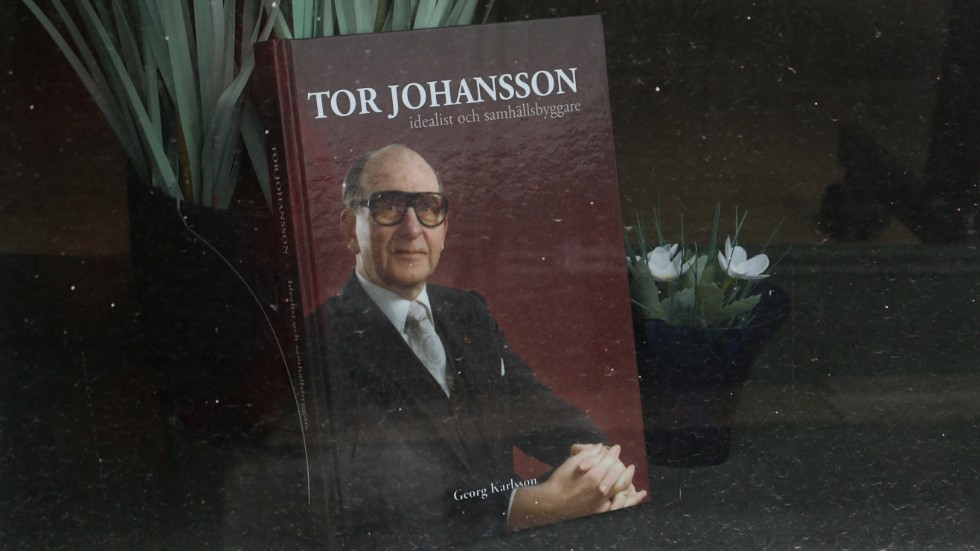 Georg Karlssons bok om Tor Johansson har fått en hedersplats i partilokalens fönster.