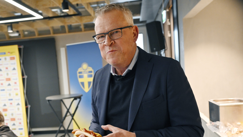Janne Andersson äter en korv med bröd inför sin sista presskonferens som förbundskapten.