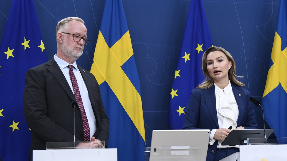 Arbetsmarknadsminister Johan Pehrson (L) och energi- och näringsminister Ebba Busch (KD) under en pressträff där man presenterar nyheter på kärnkraftsområdet. 