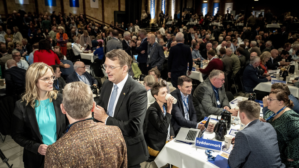 Danska Venstres nye partiledare Troels Lund Poulsen i samspråk med bland andra landets nytillsatta finansminister Stephanie Lose, vid partiets stämma i Herning förra helgen.