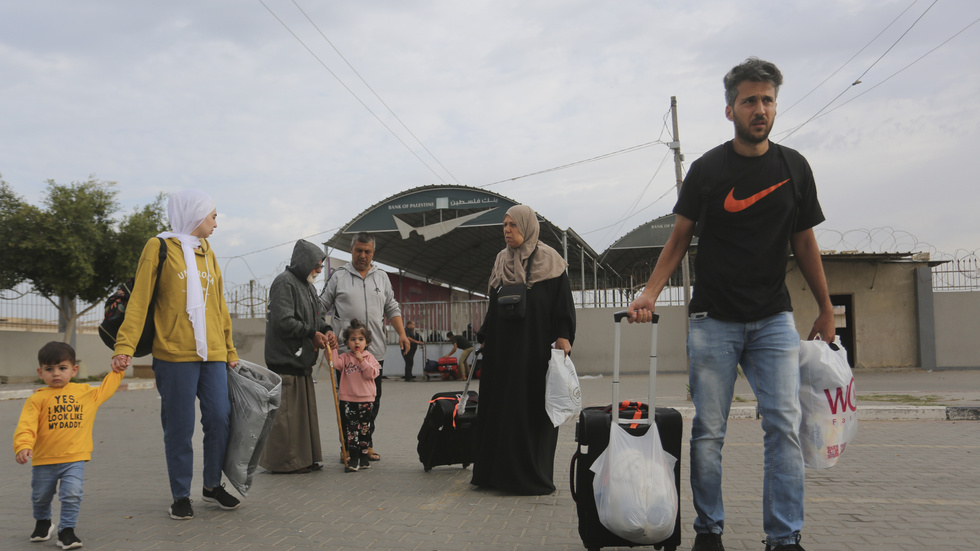 Palestinier anländer vid gränsövergången från Gaza till Egypten i Rafah. I Sverige väntar anhöriga väntar nervöst på besked om sina familjemedlemmars öde. Bild från den 13 november. Arkivbild.