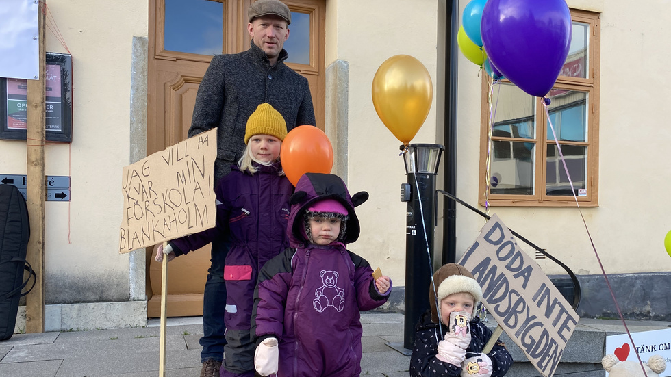 Wille Momark med barnen Elna Momark, Ingrid Momark och Einar Momark demonstrerade mot nedläggning av förskolor på landsbygden tidigare i höst. Nu kämpar de även för att fritids ska få finnas kvar på orten.