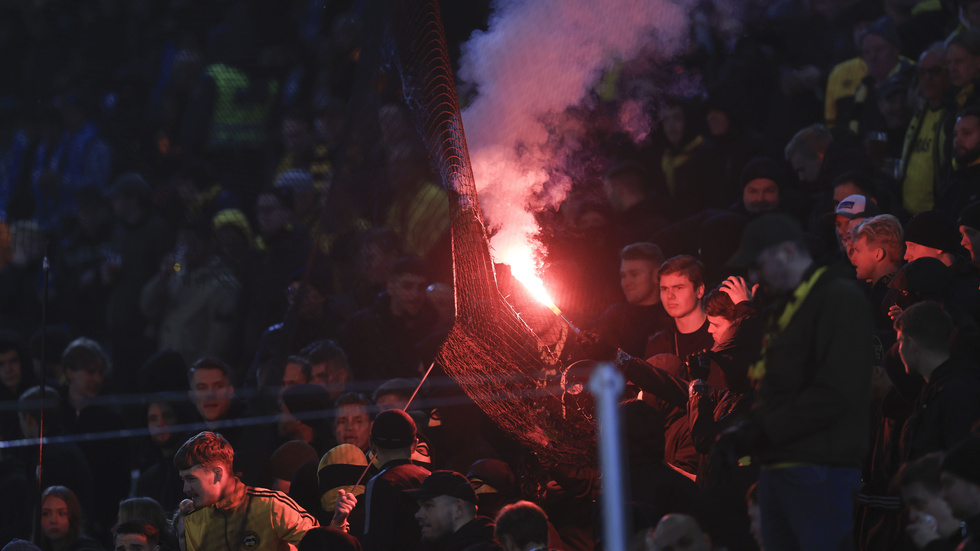 Elfsborgs supportrar eldar på skyddsnätet med en bengal under söndagens fotbollsmatch i allsvenskans sista omgång mellan Malmö FF och IF Elfsborg på Eleda stadion.