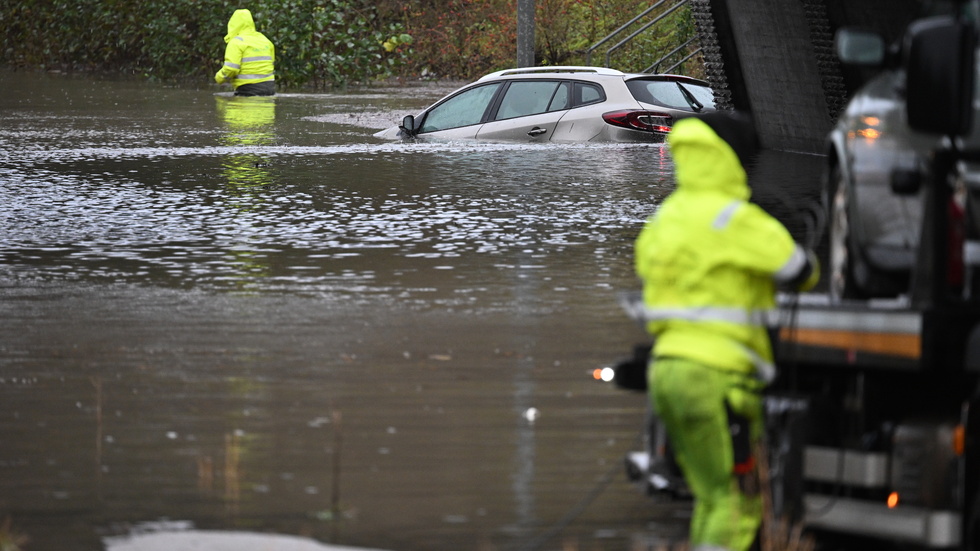 Ett omfattande nederbördsområde med kraftigt regn och blötsnö ställer till det i trafiken i Skåne på torsdagen.