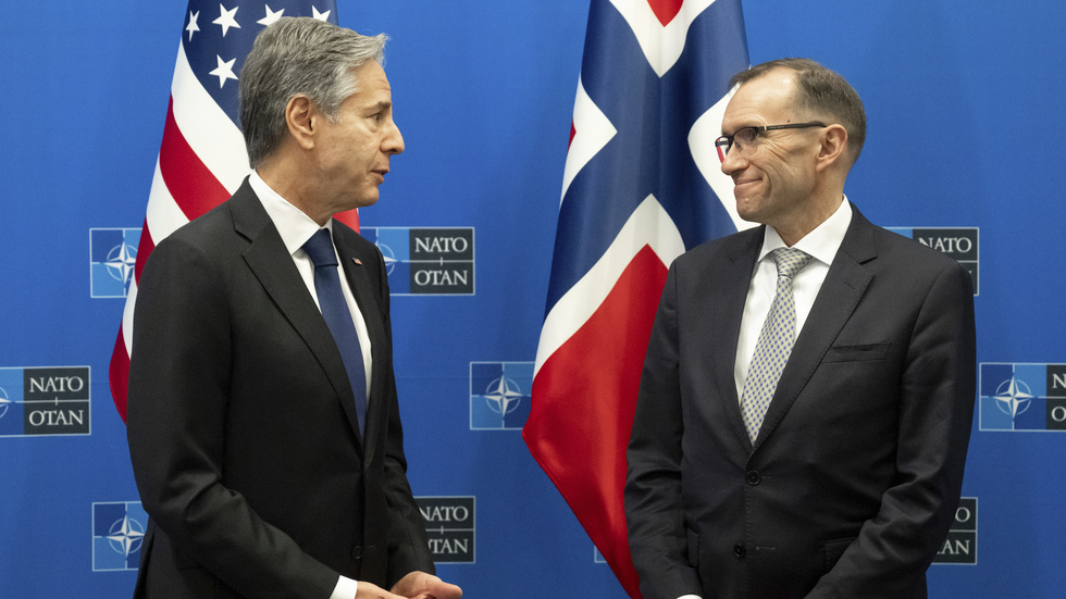 USA:s utrikesminister Antony Blinken (till vänster) i samtal med Norges utrikesminister Espen Barth Eide vid Natomötet i Bryssel.