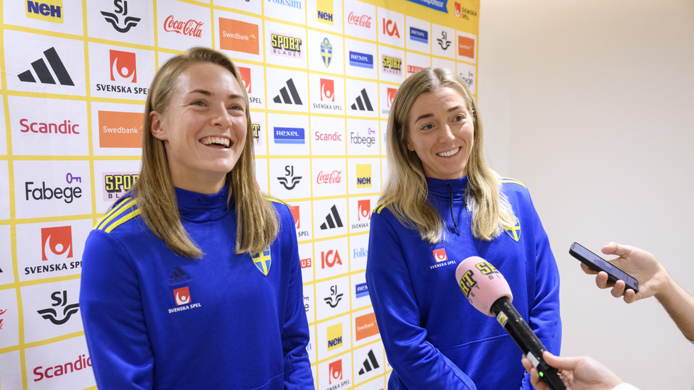 Magdalena Eriksson och Linda Sembrandt skrattar i kapp när de beskriver Caroline Segers inofficiella "bh-roll" i landslaget.