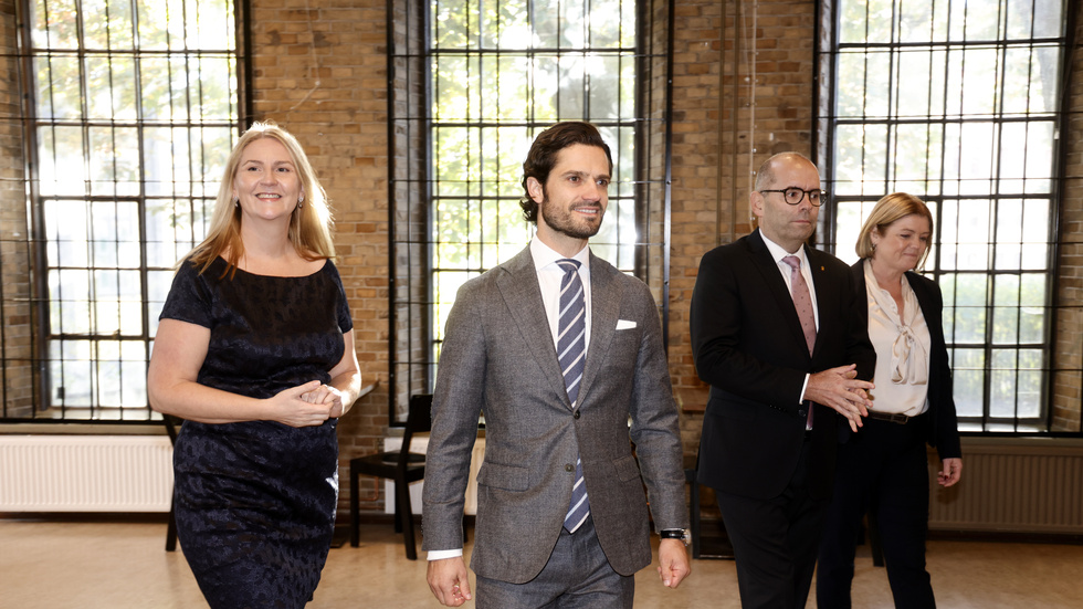 Maria Jönsson, här med prins Carl Philip och landshövding Carl Fredrik Graf, lämnar jobbet som museichef. Arkivbild.