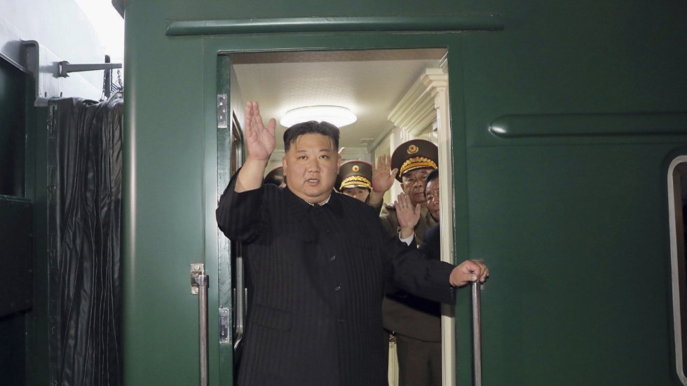 Diktatorn Kim Jong-Uns bepansrade tåg ska vara säkrare att färdas i än ett flygplan.