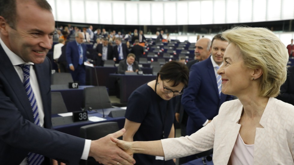 Manfred Weber skakar hand med Ursula von der Leyen efter att hon valts till EU-kommissionens ordförande 2019. Arkivfoto.