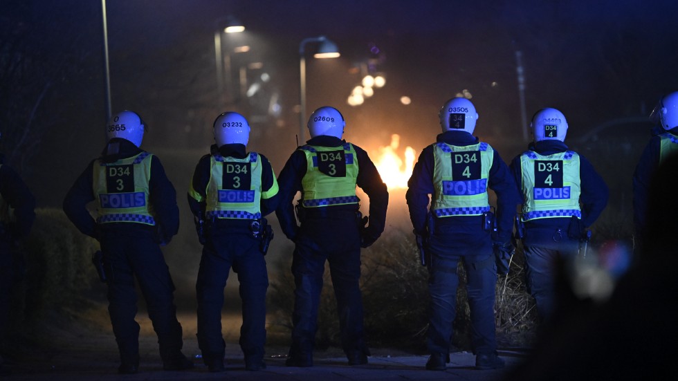 Polisens utrustningen måste anpassas till situationen, skriver signaren En enkel medborgare med anledning av oroligheterna i stadsdelen Rosengård i Malmö.