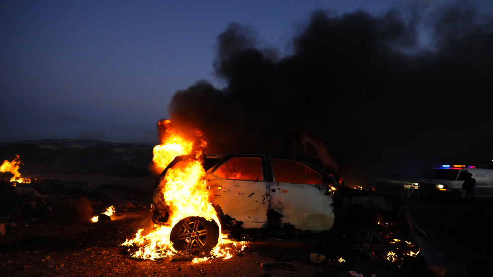 En reporterbil fattade eld vid när Israels armé besökt libanesiskt territorium. En journalist dog vid händelsen.