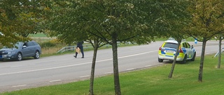 Stor polisinsats i Tornby – misstänkt rånare viftade med yxa