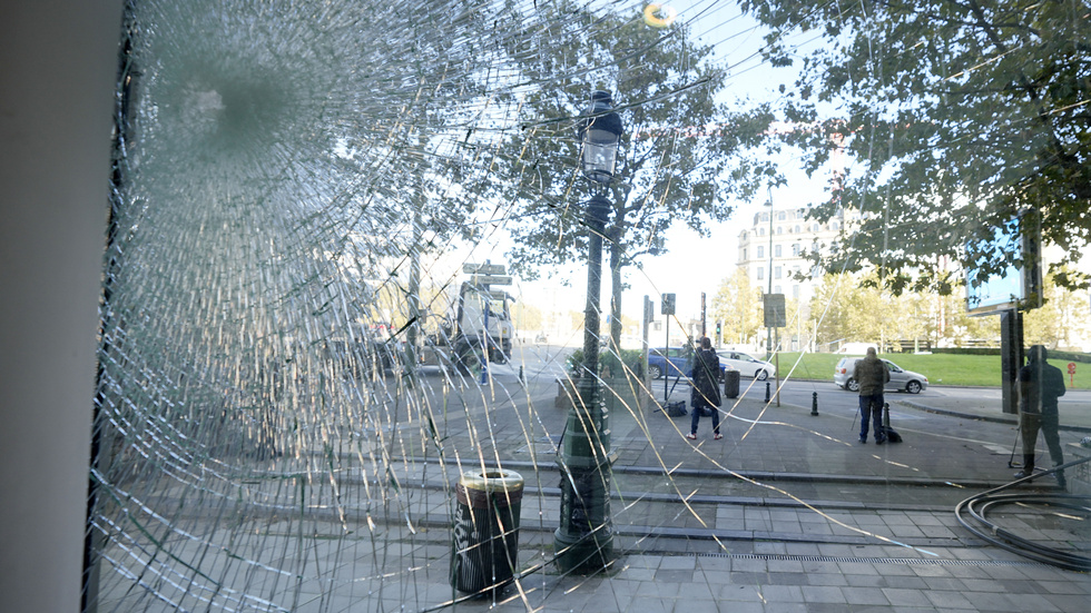 Skotthål vid attentatsplatsen i Bryssel.