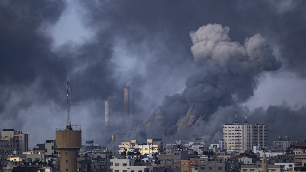 Rök fyller himlen efter ett israeliskt luftangrepp i Gaza. Samtidigt rycker en markoffensiv allt närmare.