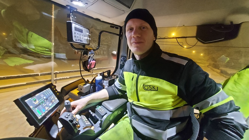 Arbetsledare Martin Ankarman på ÖSK styr över den dagliga driften av snöröjningen i Hultsfred. Ledaregenskaperna har han utvecklat i sin roll som korpral i Hemvärnet.