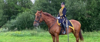 Camilla gillar att ha militäruniform och sabel på hästryggen