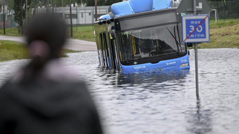 Den senaste tidens oväder har drabbat många, visar siffror från Försäkringsbolagen. Här en buss som fastnat i vatten i Partille, Göteborg.
