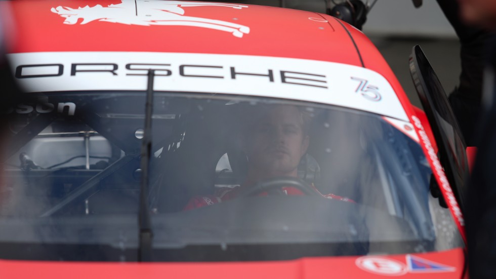 Marcus Ericsson gör sig redo för att köra sitt sista race på Mantorp Park för helgen. 