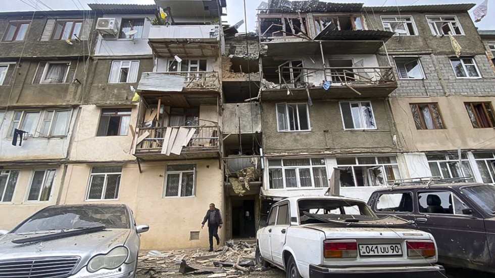 Ett delvis förstört bostadshus i Stepanakert i Nagorno-Karabach.
