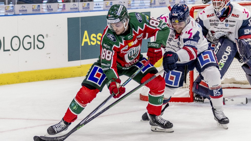 Frölundas Malte Strömwall och Linköpings Linus Hultström under tisdagens ishockeymatch i SHL.