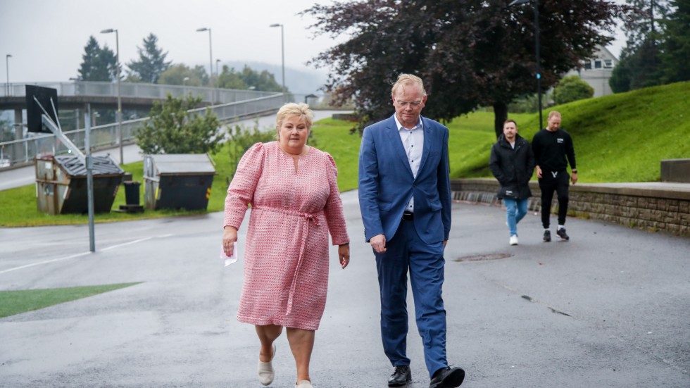 Høyre-ledaren Erna Solberg och hennes make Sindre Finnes. Bild tagen vid Norges kommunalval den 11 september, innan skandalen hade briserat med full kraft.