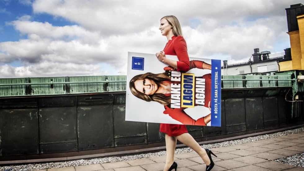 Hon får ta sin skylt och gå. Turerna kring Kristdemokraternas EU-parlamentariker Sara Skyttedal är rena reality-såpan. 