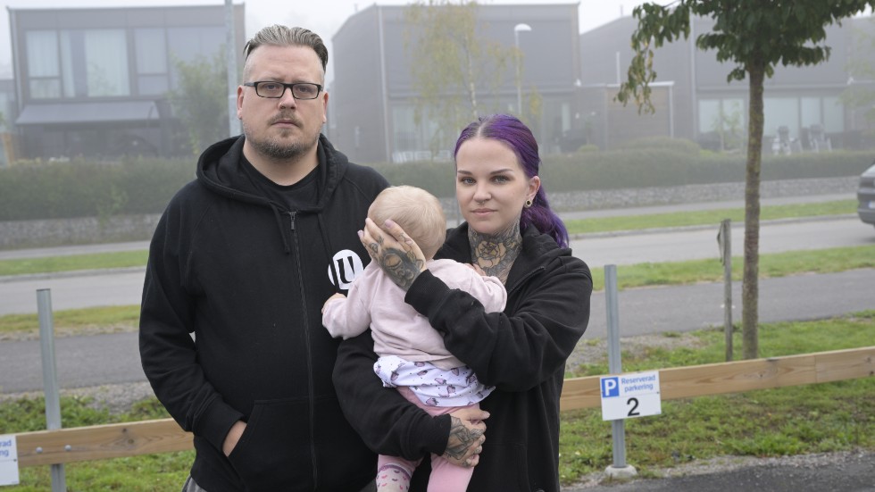 Fredrik Eriksson och Olivia Bohm vaknade av den kraftiga smällen, som skapat oro i bostadsområdet.