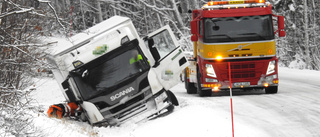 Olycka med tungt fordon – lastbil i diket på väg 216