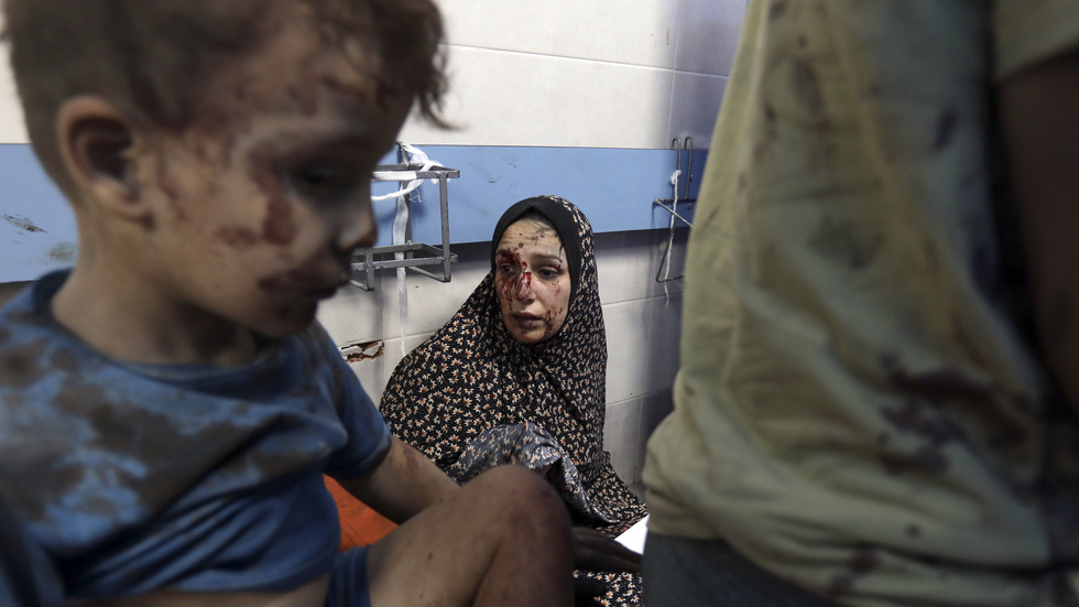 Israels flygräder mot Hamasledda Gaza fortsätter. En palestinsk familj söker vård på al-Shifa-sjukhuset i staden Gaza efter bombardemang.