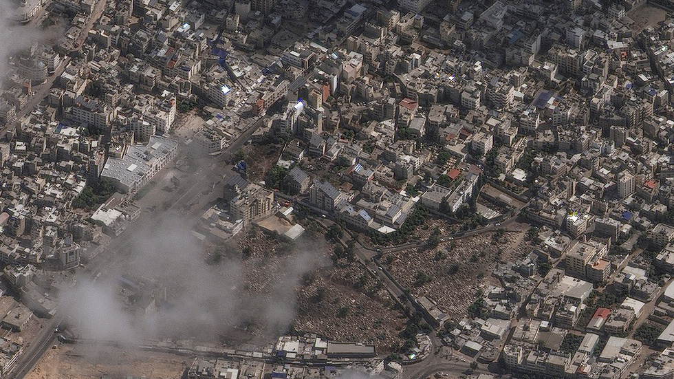 Bild från satellitföretaget Maxar som visar förödelsen vid al-Ahli-sjukhuset.