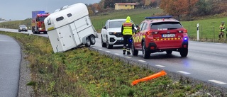 Trafikolycka utanför Söderköping – hästtransport körde i diket