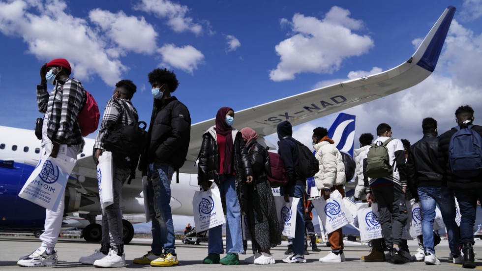 En grupp ensamkommande minderåriga köar väntar i Aten på att flyga till Lissabon inom ramen för ett omfördelningsprogram inom EU.