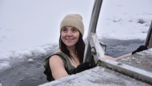 Johanna, 46, nyttjar kylan för ett uppiggande vinterbad