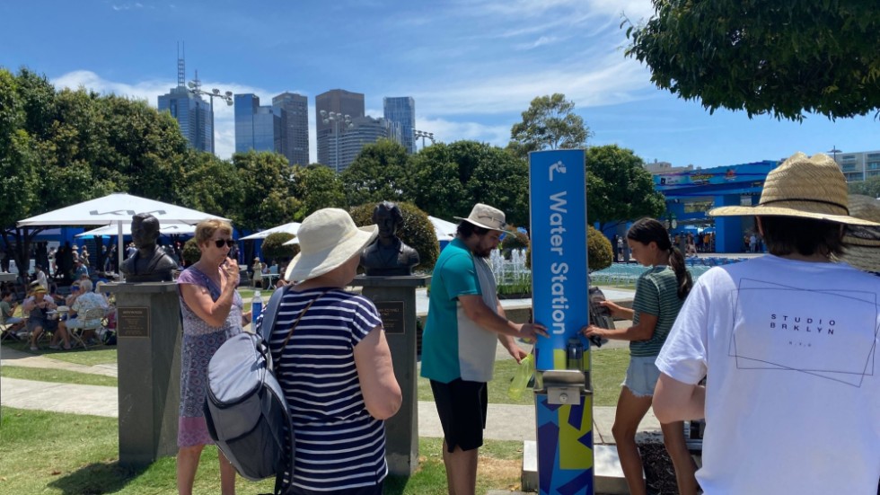 Kö till vattenpåfyllnad i Melbourne Park i hettan.