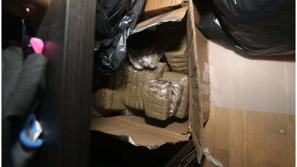 300 kilo narkotika hittades i lägenheten som hyrdes av den 19-åriga kvinnan.