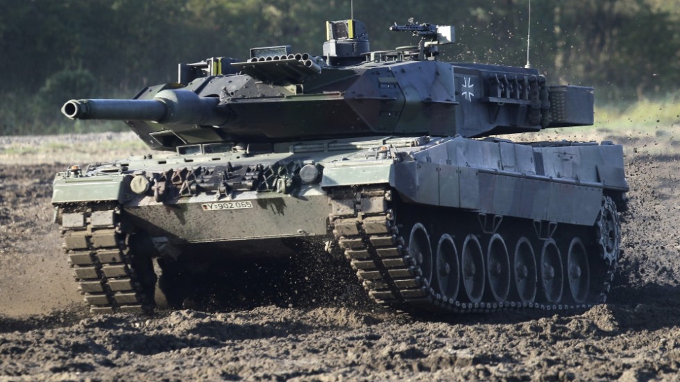 En Leopard 2-stridsvagn vid en uppvisning i tyska Münster, år 2011. På stridsvagnens vänstersida sitter den tyska militären Bundeswehrs kors. Arkivbild.