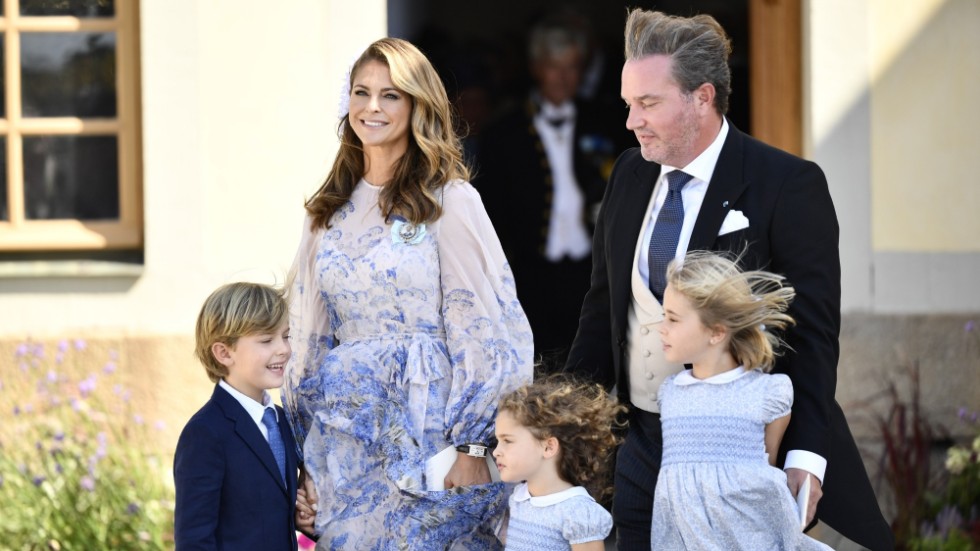 Från vänster prins Nicolas, prinsessan Madeleine, prinsessan Adrienne, herr Christopher O'Neill och prinsessan Leonore på besök i Sverige i samband med prins Julians dop i Drottningholms slottskyrka i augusti 2021.