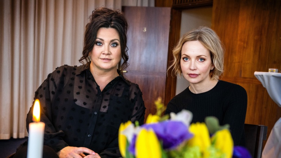 Camilla Läckberg tillsammans med Jenny Ulving McCabe inför första säsongen av "Strandhotellet". Arkivbild.