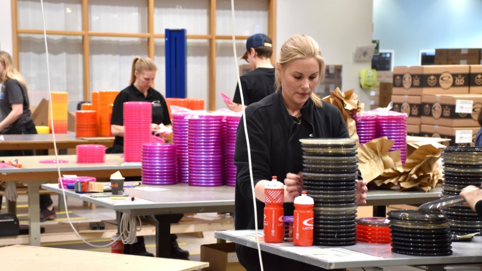 Terese Lindqvist works as a quality controller at Latitude 64 in Skellefteå, which will now be part of the world's largest disc golf group, House of Discs.