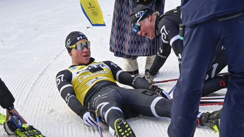 16-årige lagkompisen Alvar Myhlback (till höger) gratulerar Emil Persson segern i Vasaloppet.