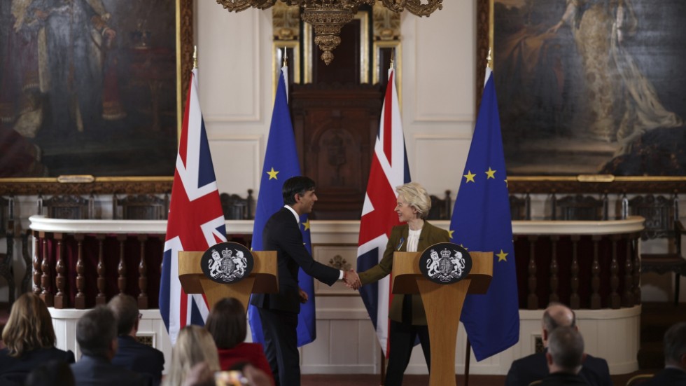 Storbritanniens premiärminister Rishi Sunak och EU-kommissionens ordförande Ursula Leyen skakar hand efter att de hållit måndagens presskonferens.