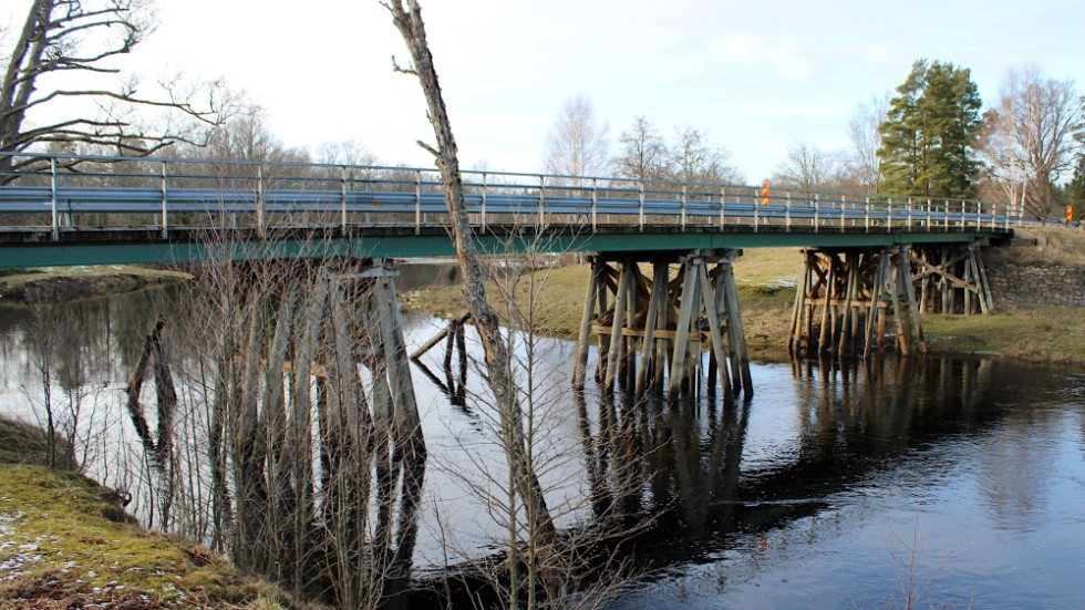 Träbron över Emån i Lilla Aby.