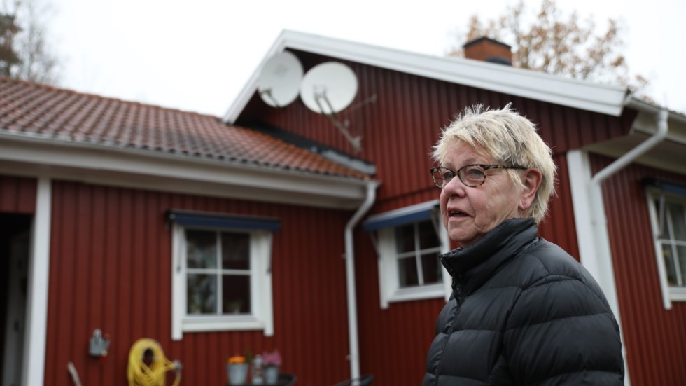Carina Malmgren bor i ensam i ett hus utanför Björkfors. I 15 år har hon varit hänvisad till olika trådlösa alternativ för telefoni och internet. Men inget av alternativen fungerar helt hundra.