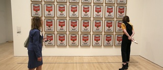 Aktivister limmade fast sig vid Warhol-konst